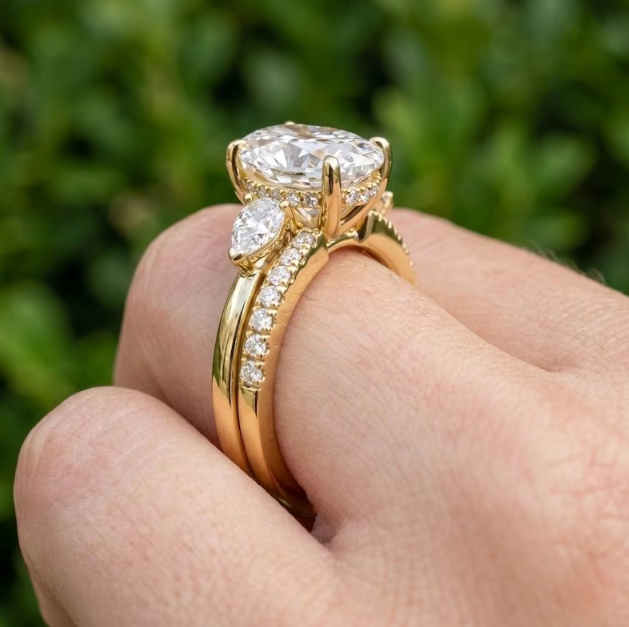 E VVS2/VS1 IGI Certified Oval Cut 2CT/3CT/4CT Lab Grown Diamond Bridal Set | 2 Ring Matching Set | Pear & Round Diamond Wedding Band