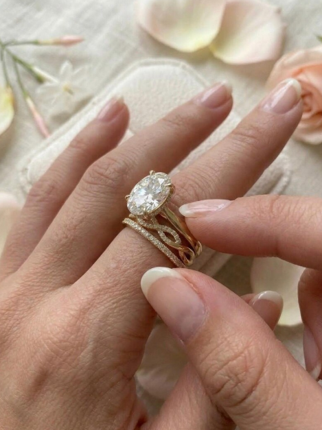 3CT OvalCut IGI Certified E VVS2/VS1 Labgrown Diamond Engagement Ring Set, Triple Pavé Band Ring, Luxury Stacked Wedding Gift