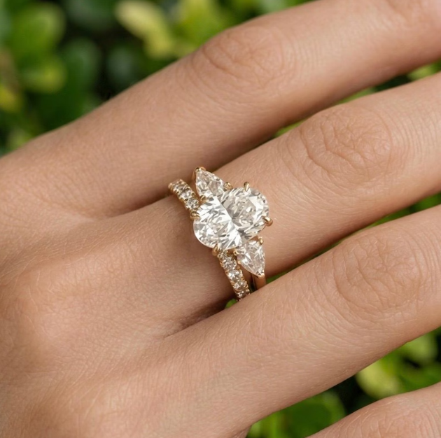 E VVS2/VS1 IGI Certified Oval Cut 2CT/3CT/4CT Lab Grown Diamond Bridal Set | 2 Ring Matching Set | Pear & Round Diamond Wedding Band