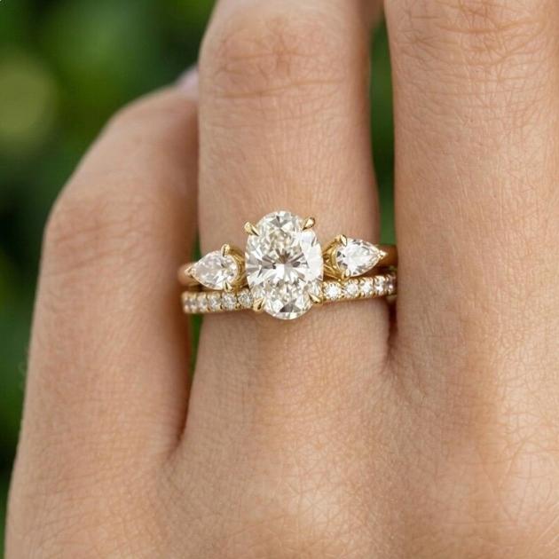 E VVS2/VS1 IGI Certified Oval Cut 2CT/3CT/4CT Lab Grown Diamond Bridal Set | 2 Ring Matching Set | Pear & Round Diamond Wedding Band