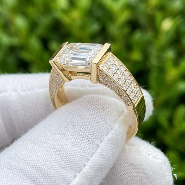 2CT 3CT 4CT - E VVS2/VS1 Emerald Cut Lab Grown Diamond Ring Set in Yellow Gold | IGI Certified Solitaire Engagement Ring
