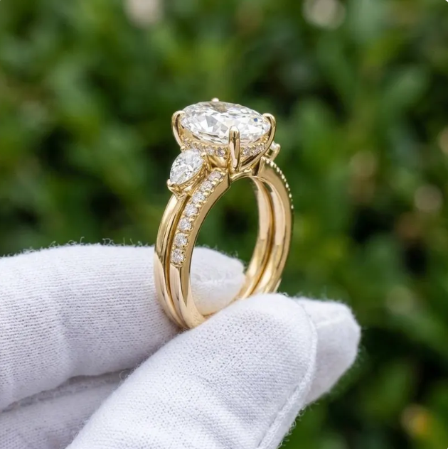 E VVS2/VS1 IGI Certified Oval Cut 2CT/3CT/4CT Lab Grown Diamond Bridal Set | 2 Ring Matching Set | Pear & Round Diamond Wedding Band