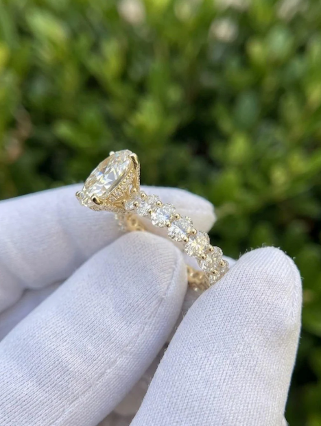 3 Carat Oval IGI Certified E VVS2/VS1 Labgrown Diamond Engagement Ring, Graduated oval side stones, Vintage Engraved Gold Band