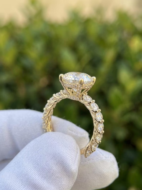 3 Carat Oval IGI Certified E VVS2/VS1 Labgrown Diamond Engagement Ring, Graduated oval side stones, Vintage Engraved Gold Band