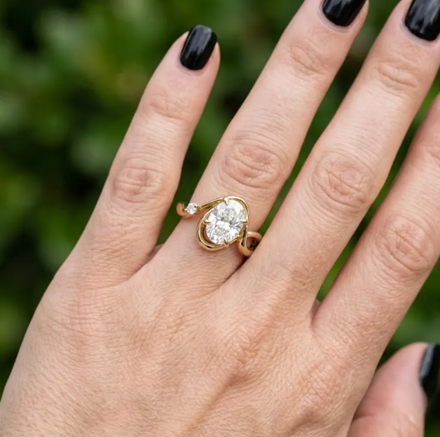 2CT / 3CT / 4CT Oval Cut E VVS2 / VS1 Lab Grown Diamond Engagement Ring | IGI Certified Diamond Ring | Unique Twisted Gold Ring
