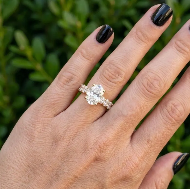 3 Carat Oval IGI Certified E VVS2/VS1 Labgrown Diamond Engagement Ring, Graduated oval side stones, Vintage Engraved Gold Band