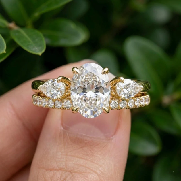 E VVS2/VS1 IGI Certified Oval Cut 2CT/3CT/4CT Lab Grown Diamond Bridal Set | 2 Ring Matching Set | Pear & Round Diamond Wedding Band